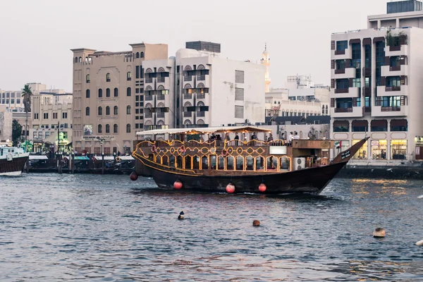 美丽的旅游船在老城，迪拜滨水区 — 图库照片