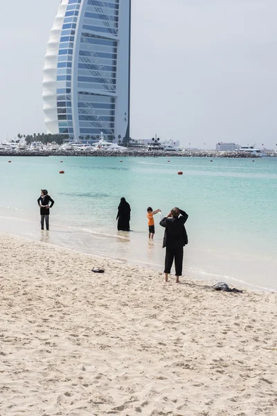 迪拜海滩和 burj al 的阿拉伯酒店在后面 — 图库照片