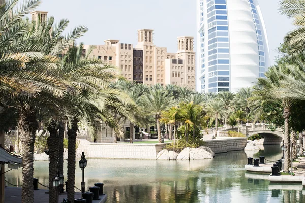 古城朱美拉和 burj al 阿拉伯花园酒店在背面，迪拜 — 图库照片