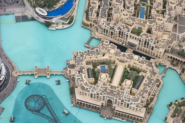 湛蓝的水从顶部的迪拜喷泉池 — 图库照片