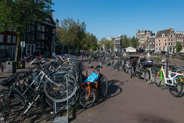 Enorme parcheggio biciclette ad Amsterdam — Foto Stock