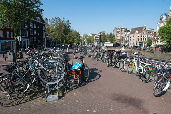 Estacionamento de bicicletas em Amsterdam — Fotografia de Stock