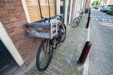 amsterdam caddesindeki bir sepet ile Bisiklet