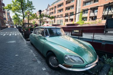 amsterdam caddesindeki Retro araba