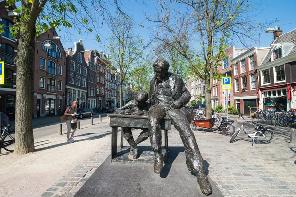 Rzeźba dziecko studiuje w Amsterdamie — Zdjęcie stockowe