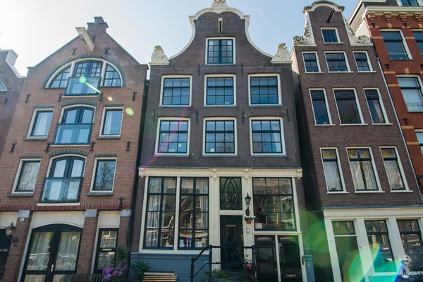 Traditionele Nederlandse architectuur op amsterdam straten — Stockfoto