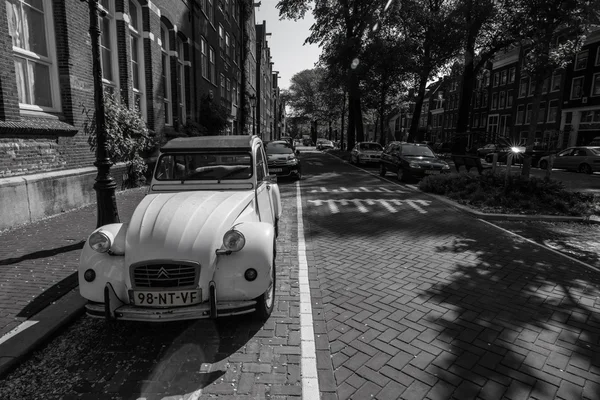 Retro Citroen carro nas ruas de Amesterdão — Fotografia de Stock