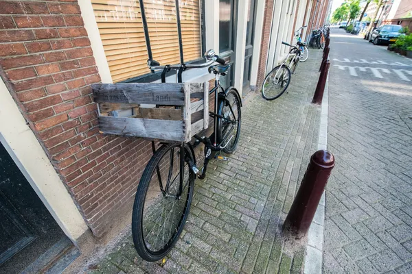 Rower z koszykiem na ulicy Amsterdamu — Zdjęcie stockowe