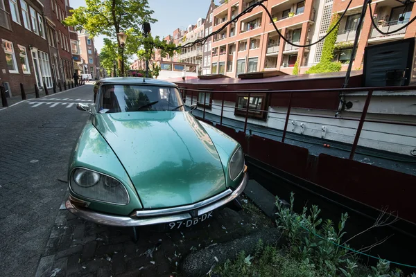 Retro coche en la calle Amsterdam —  Fotos de Stock