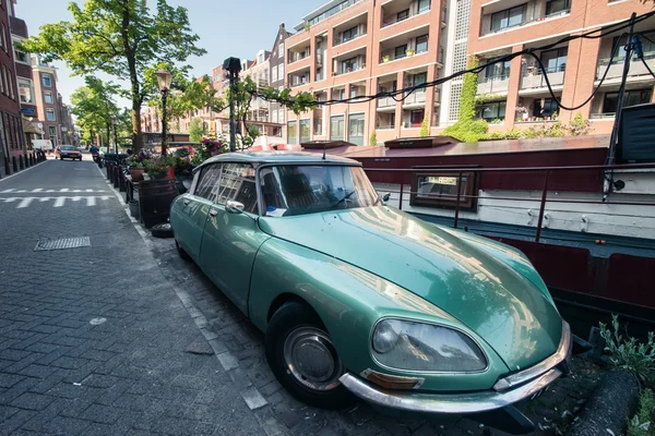 Retro coche en la calle Amsterdam —  Fotos de Stock