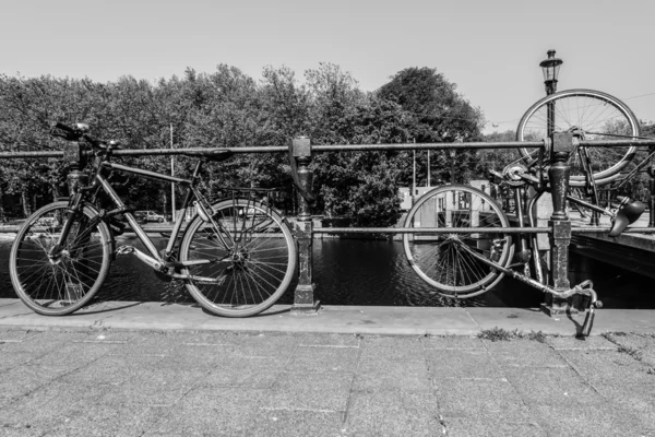Två cyklar parkerade roligt i amsterdam — Stockfoto