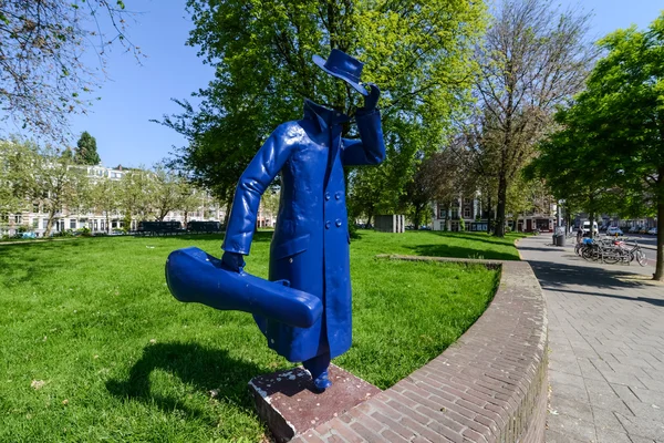 Niebieska postać rzeźby na ulicach Amsterdamu — Zdjęcie stockowe