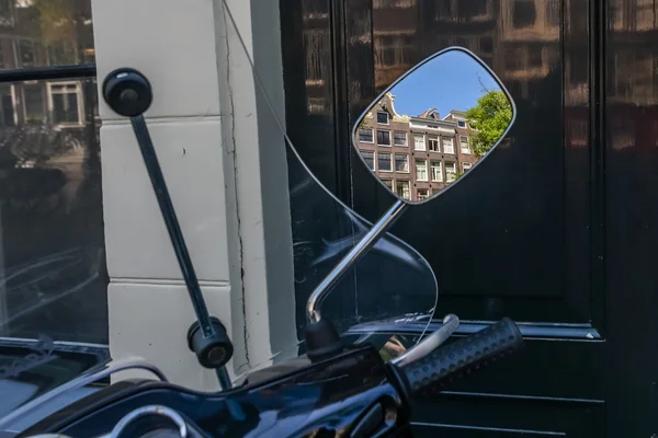 Spiegelbild auf Amsterdams Straßen — Stockfoto