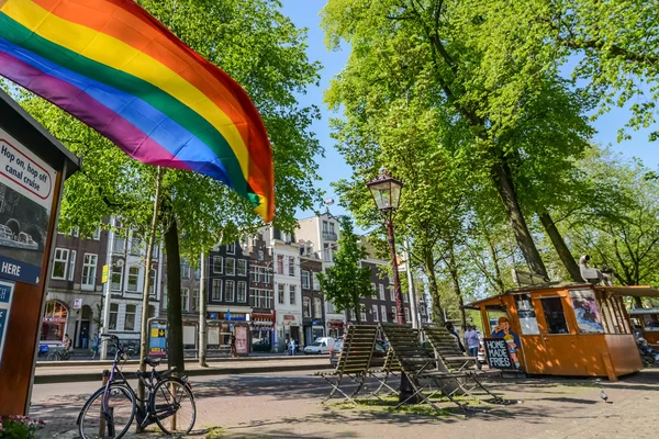 Gökkuşağı bayrağı sokakta Amsterdam — Stok fotoğraf