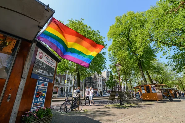 Gökkuşağı bayrağı sokakta Amsterdam — Stok fotoğraf