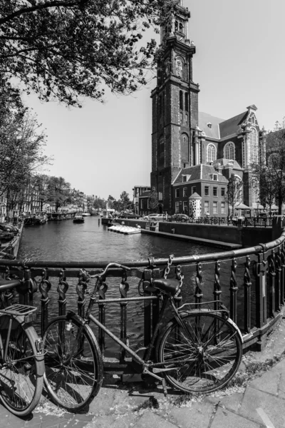 Un canal y Catedral en amsterdam — ストック写真