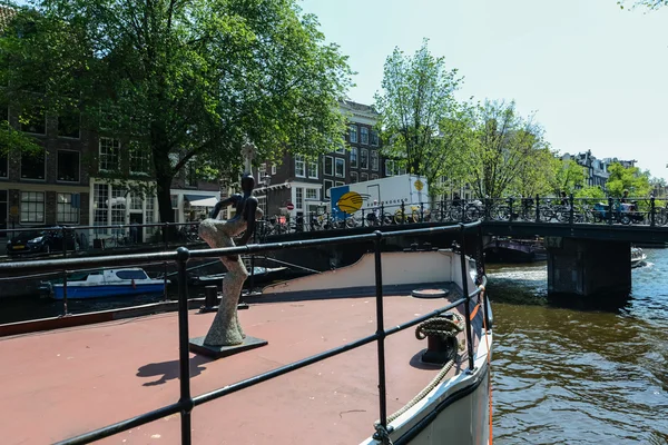 Barco deck com uma escultura de mulher em Amsterdã — Fotografia de Stock