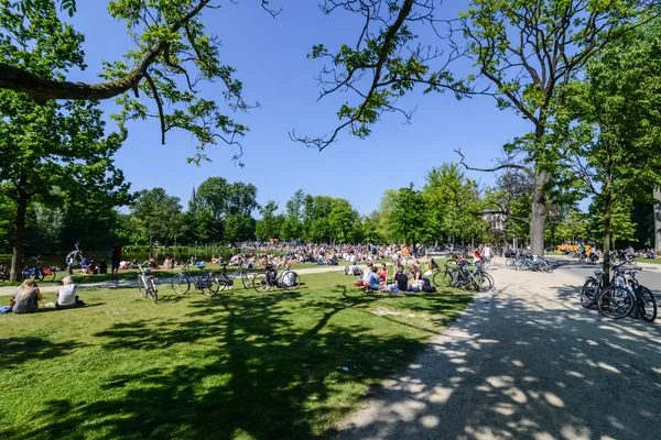Människor avkopplande Vondelpark i amsterdam — Stockfoto