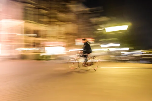 Fast riding cyclist at the Amsterdam street at night — Stock Photo, Image