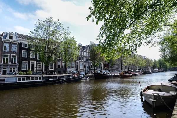 En kanal i amsterdam — Stockfoto