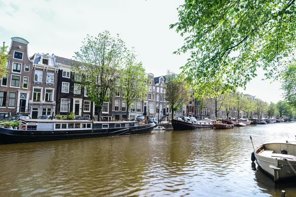 Un canal en Amsterdam —  Fotos de Stock