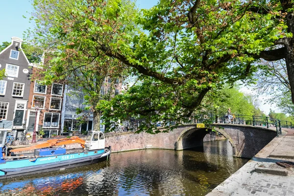 Kanałem w Amsterdamie — Zdjęcie stockowe