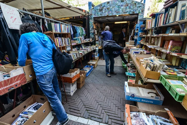 アムステルダムの蚤の市でビンテージ書店 — ストック写真