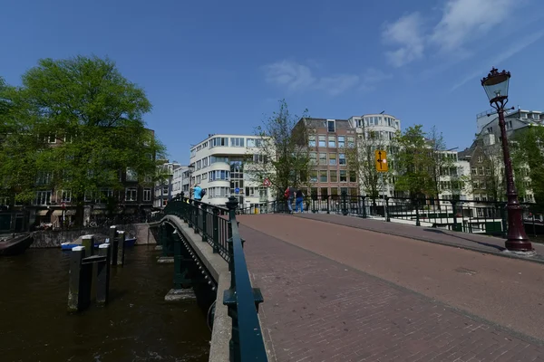 En bro över en kanal i amsterdam — Stockfoto