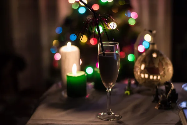 背面で休日ライトとシャンパン グラス — ストック写真