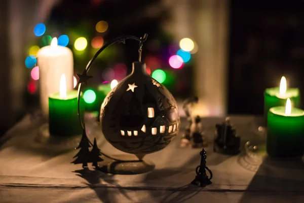 ? andlestick met kaarsen en kerstboom aan de achterkant — Stockfoto