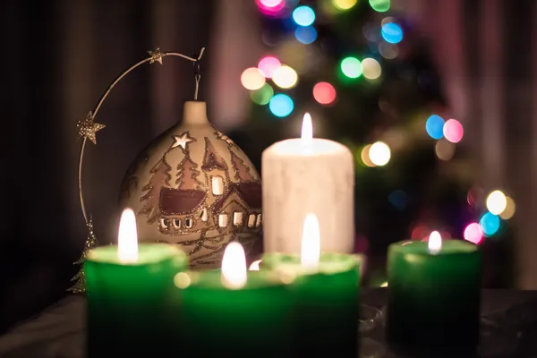 Kaarsen met een kandelaar en de kerstboom aan de achterkant — Stockfoto