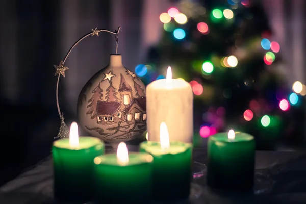 Kaarsen met een boom van de chrictmas aan de achterkant — Stockfoto