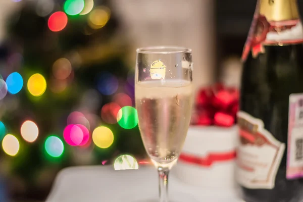 後ろにクリスマス ツリーと shampagne のガラス — ストック写真