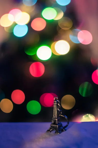 エッフェル塔の少し後ろにクリスマス ツリー — ストック写真