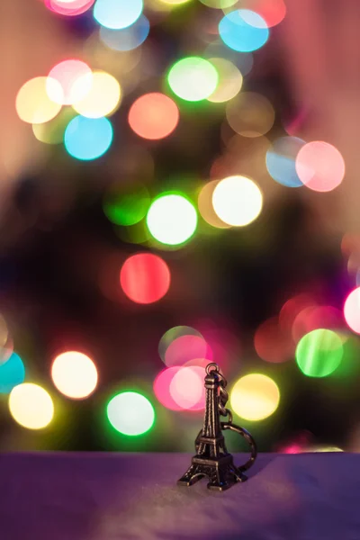 Pequena torre Eiffel com uma árvore de Natal na parte de trás — Fotografia de Stock