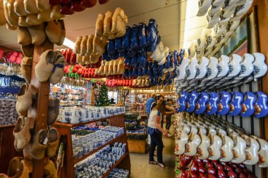 Hediyelik eşya dükkanından bir sürü takunya Amsterdam