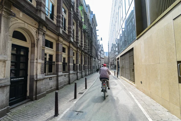 Велогонщик на улице в Амстердаме — стоковое фото