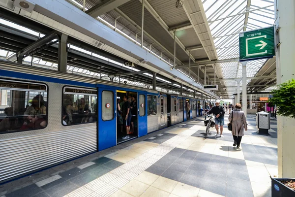 Amsterdam metro istasyonu