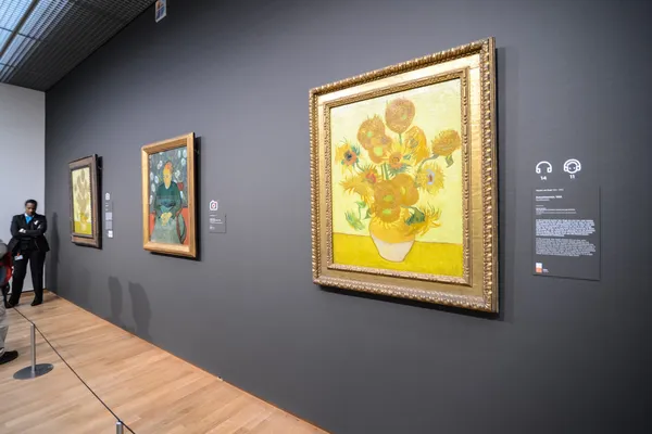 Girasoles de Vincent Van Gogh en el museo Van Gogh de Ámsterdam — Foto de Stock