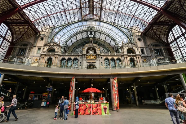 Im Inneren des Hauptbahnhofs in Antwerpen — Stockfoto