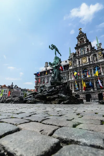 Una fontana sulla strada principale di Anversa, Belgio — Foto Stock