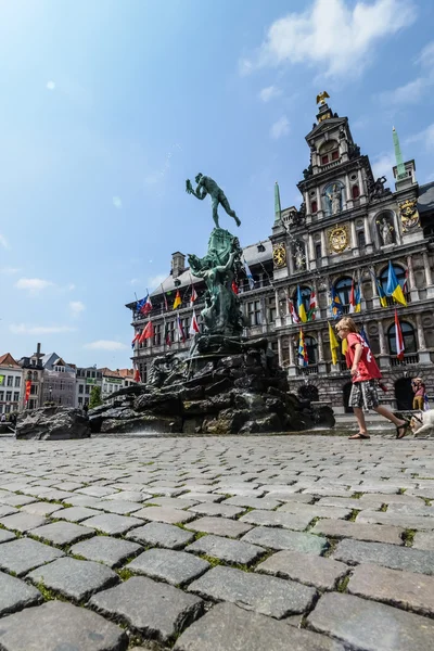 Una fuente en la plaza principal de Amberes — Foto de Stock