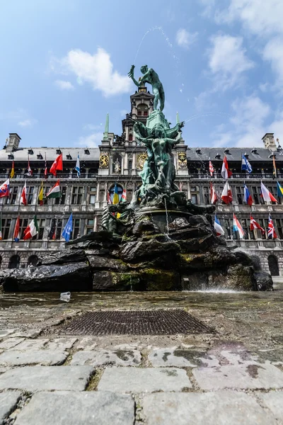 Antwerpen ana meydanında fontain — Stok fotoğraf