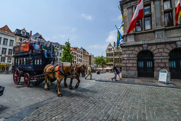 Старомодный фургон на улице в Антверпене — стоковое фото