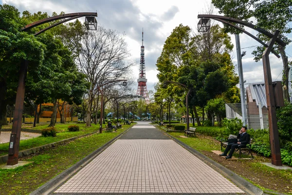 Vicolo con vista sulla Torre di Tokyo — Foto Stock