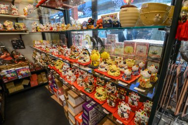 bir sürü maneki-neko Hediyelik eşya mağazasında asakusa, tokyo