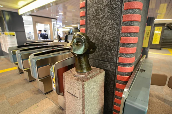 Произведение искусства в метро в Токио — стоковое фото