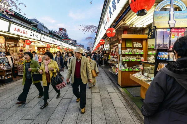 東京浅草を歩く人 — ストック写真