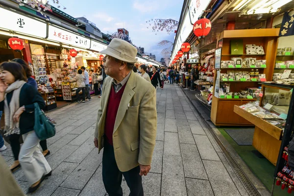 Starší muži na ulici v Tokiu asakusa — Stock fotografie