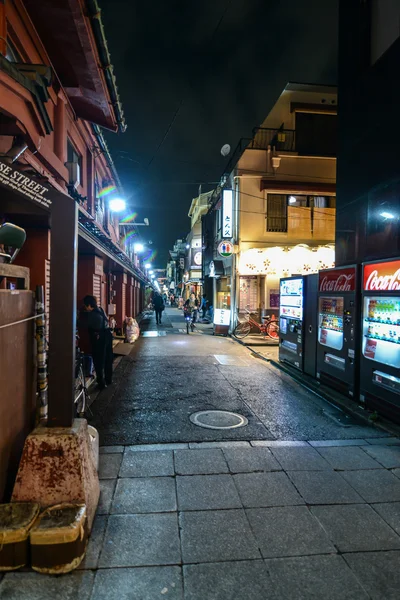 Tokyo gece vakti, küçük sokak — Stok fotoğraf
